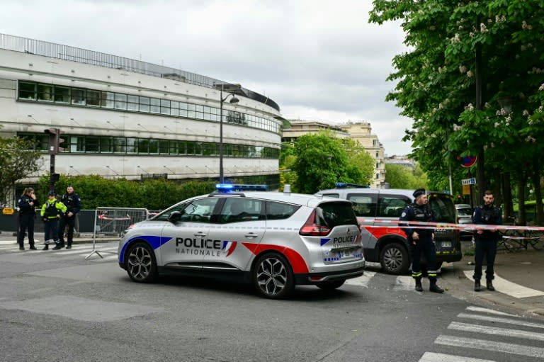 Des policiers participent au périmètre de sécurité autour de l'ambasse d'Iran à Paris, le 19 avril 2024 (MIGUEL MEDINA)