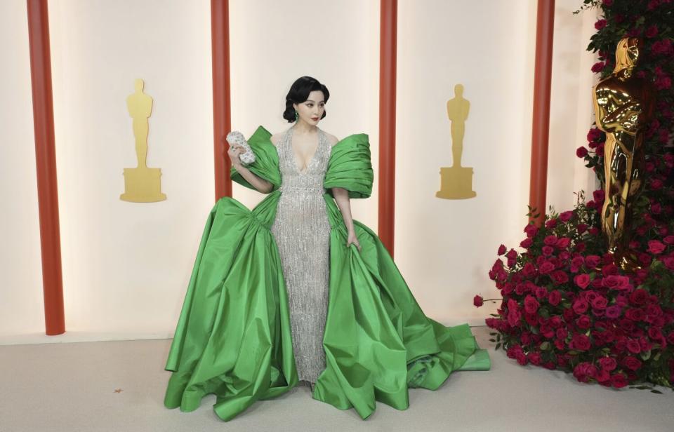 Fan Bingbing atrae las miradas co este diseño en pedrería plateada y mangas vaporosas y larada en tono verde.