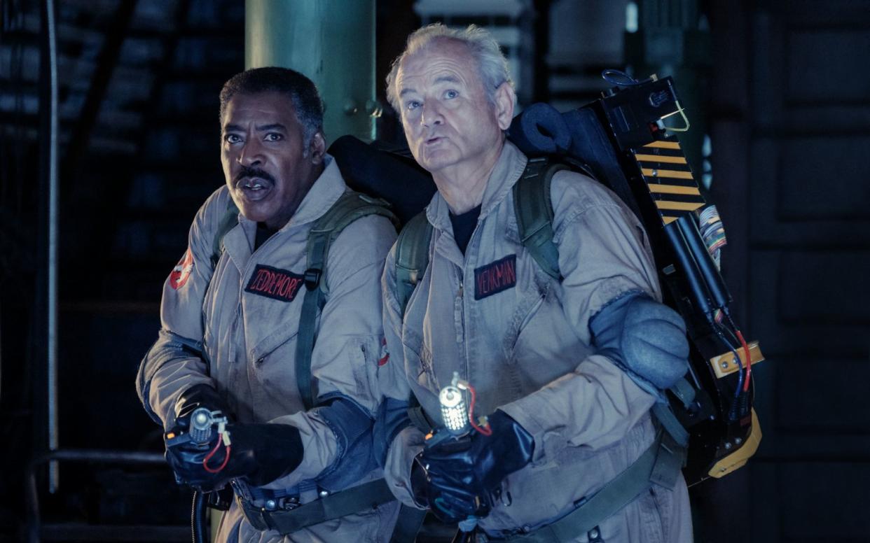 In "Ghostbusters: Frozen Empire" steht wieder eine neue Generation von Geisterjägern im Fokus, aber ohne die Veteranen geht es nicht. Im Bild: Winston Zeddemore (Ernie Hudson, links) und Dr. Peter Venkman (Bill Murray). (Bild: Plaion Pictures / 2023 CTMG, Inc. All Rights Reserved. **ALL IMAGES ARE PROPERTY OF SONY PICTURES ENTERTAINMENT INC. / Jaap Buitendijk)