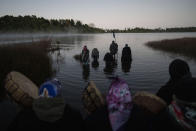 Indígenas mapuches se mojan en el lago Rupanko durante un ritual purificador en el marco de los festejos del año nuevo mapuche (We Tripantü), cerca de la comunidad Corayen de Los Ríos, al sur de Chile, el 21 de junio del 2022. (AP Photo/Rodrigo Abd)