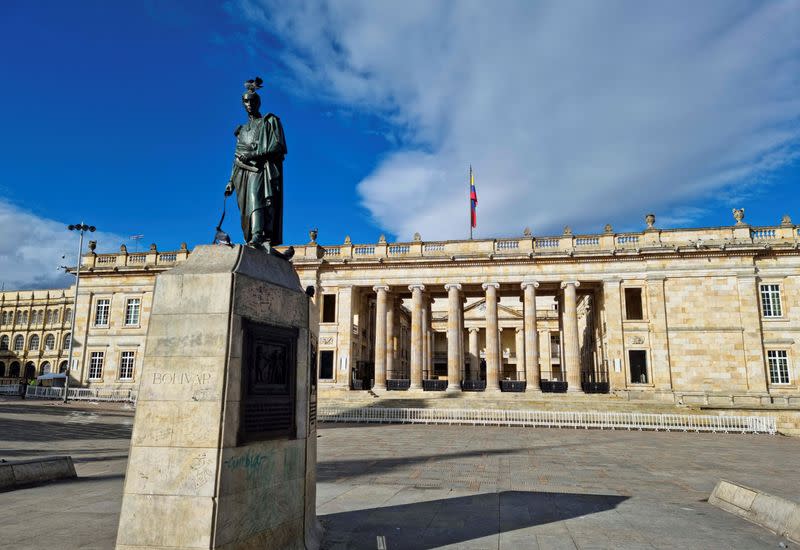 Foto de archivo. Vista general del Capitolio Nacional, sede del Congreso colombiano, desde la Plaza de Bolívar en Bogotá