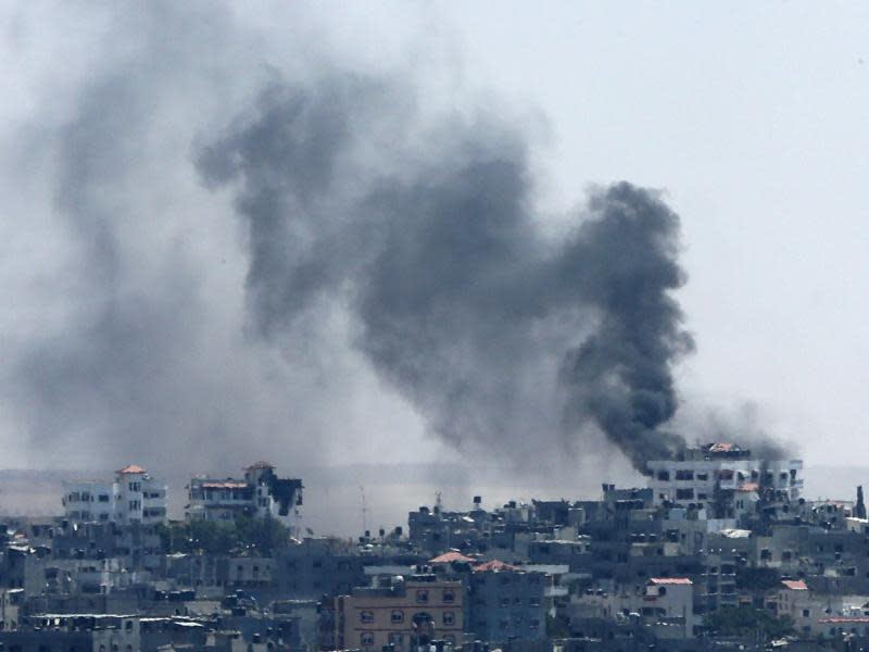 Gaza in Flammen: Dicke Rauchwolken steigen über der Stadt auf. Foto: Mohammed Saber