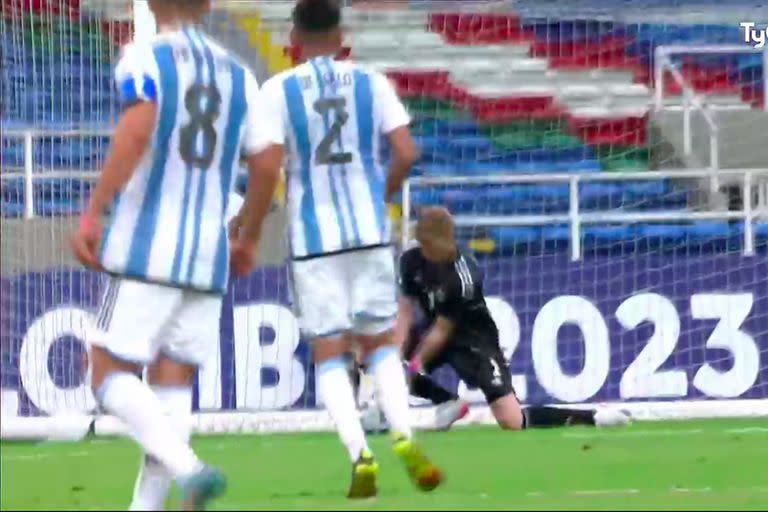 El error de Gomes Gerth, el arquero argentino, significó el gol de la apertura para Paraguay