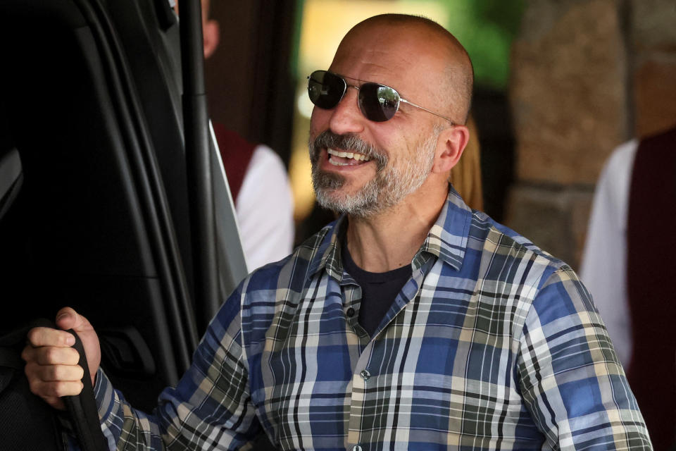 Dara Khosrowshahi, PDG d'Uber, arrive pour assister à la conférence annuelle des médias d'Allen and Co. Sun Valley à Sun Valley, Idaho, États-Unis, le 5 juillet 2022. REUTERS/Brendan McDermid