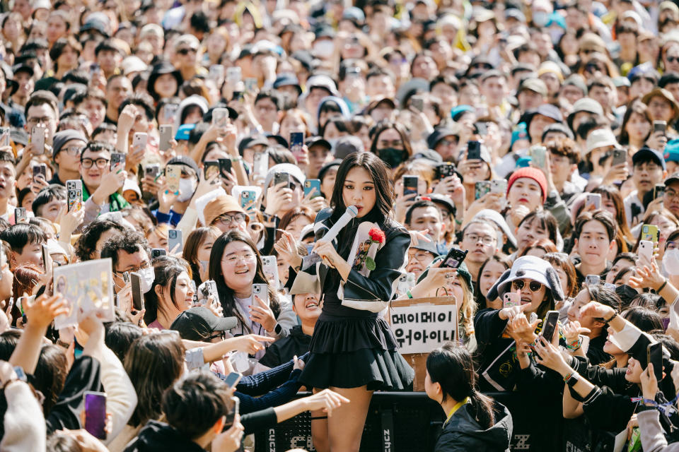 <strong>李泳知衝下台與歌迷近距離互動。（圖／夥球擊提供）</strong>