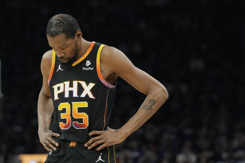 O atacante do Phoenix Suns, Kevin Durant, faz uma pausa na quadra durante a primeira metade do jogo 4 de uma série de playoffs da primeira rodada de basquete da NBA contra o Minnesota Timberwolves, domingo, 28 de abril de 2024, em Phoenix.  Os Timberwolves venceram por 122-116, levando a série por 4-0.  (Foto AP/Ross D. Franklin)