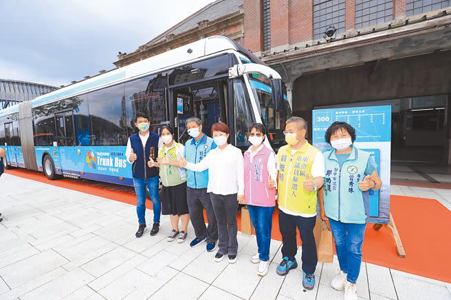 台中市政府規畫6大顏色幹線公車將於7月1日上路，27日在台中車站前廣場舉行幹線公車啟動儀式記者會，宣告升級台中公車路網。（張妍溱攝）