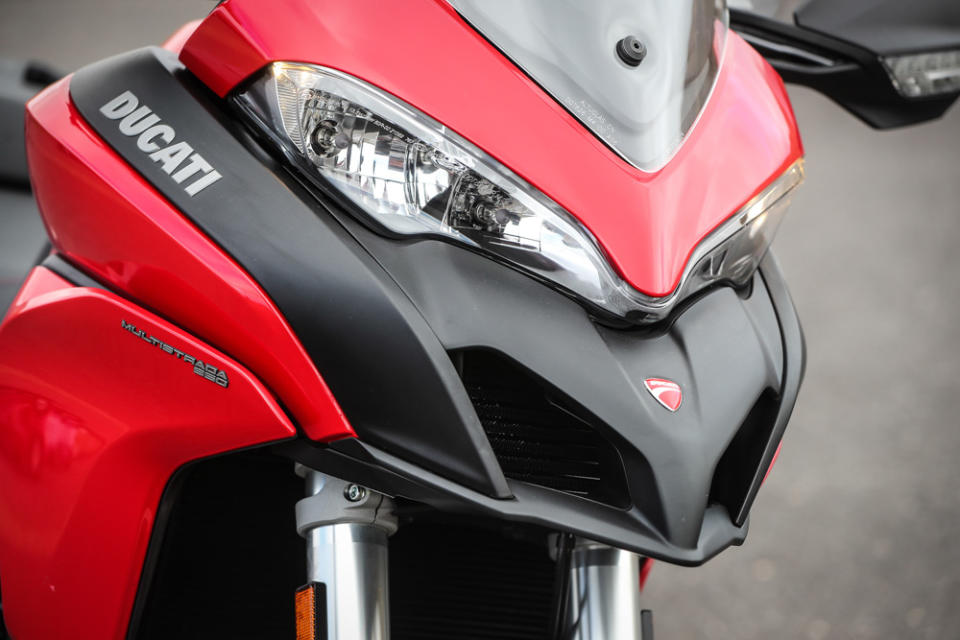 MULTISTRADA 家族標誌，銳利頭燈與喙型進氣孔。