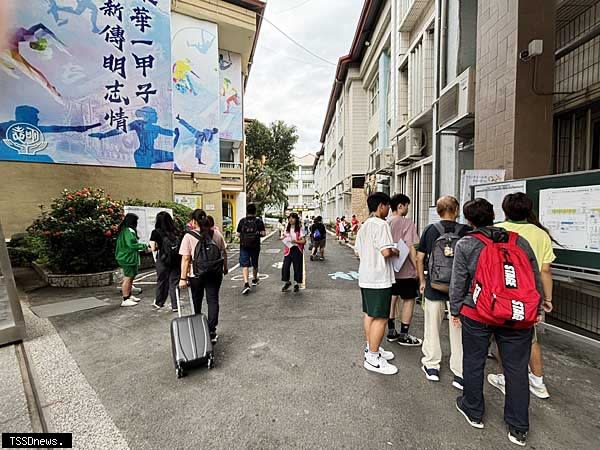 考生尋找試場。（圖：新北市教育局提供）