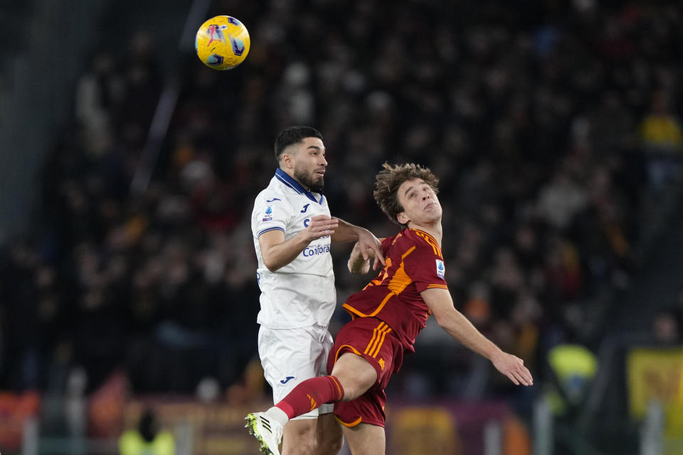 Suat Serdar del Hellas Verona salta para pelear por el balón con Edoardo Bove de la Roma en el encuentro de la Serie A el sábado 20 de enero del 2024. (AP Foto/Andrew Medichini)