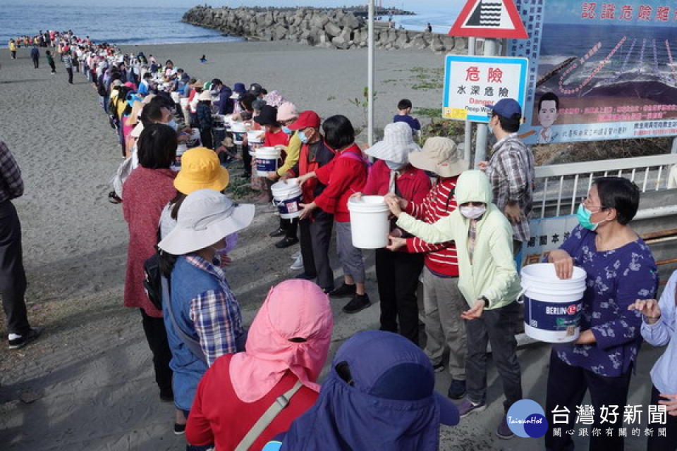 ▲海域水產動物放流，可以人力接駁方式將水桶中的魚苗放入海中。（圖／記者 許高祥 翻攝）