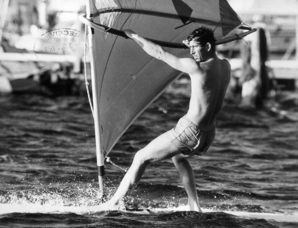 1979年查爾斯在帆板衝浪