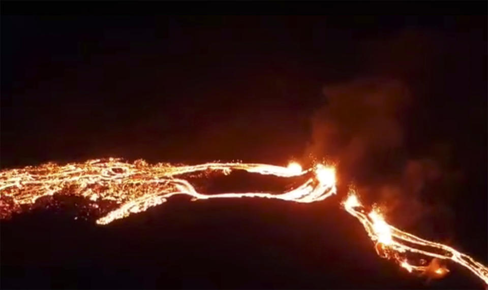 Esta foto suministrada por la Oficina Meteorológica de Islandia muestra una erupción en la Península de Reykjanes el viernes 19 de marzo de 2021. (Oficina Meteorológica de Islandia vía AP)