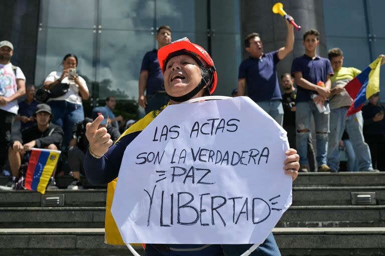 Una mujer exige con un cartel el conteo limpio de los votos durante una manifestación esta semana en Caracas