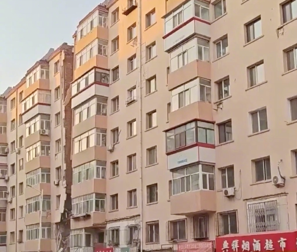 網友曝有公寓樓突然裂開傾斜。（圖／翻攝自微博）