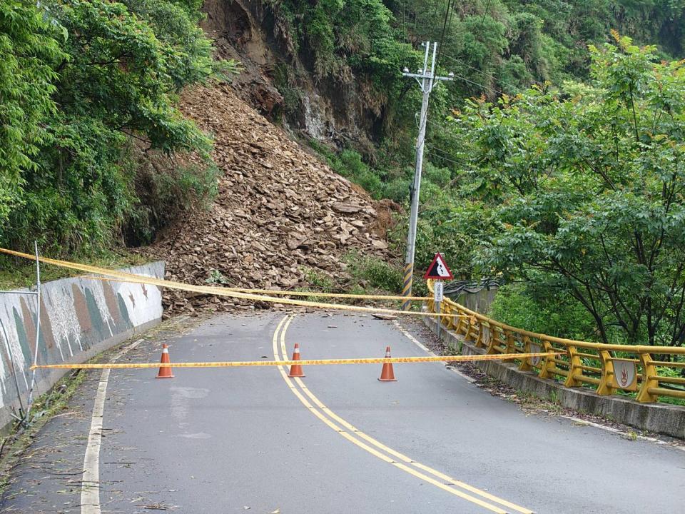 南投連日降雨不斷，奧萬大聯外道路崩坍中斷（圖），農業部林業及自然保育署南投分署7日宣布奧萬大休園3天進行聯外道路搶通。（圖／南投林業分署提供）