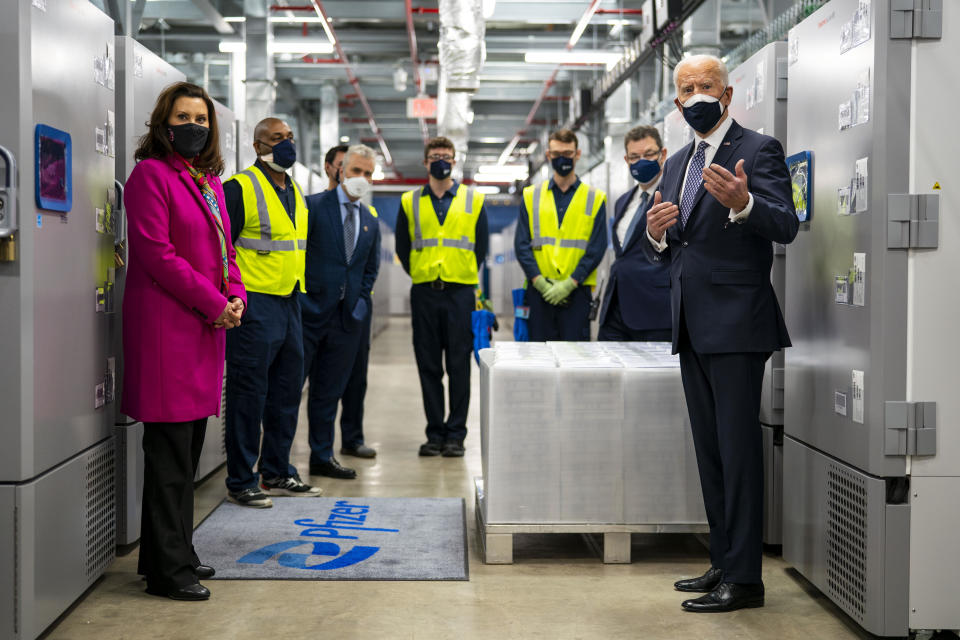 El presidente Joe Biden con la gobernadora de Míchigan, Gretchen Whitmer (a la izquierda) en un recorrido por la planta de fabricación de Pfizer, en Kalamazoo, Míchigan, el 19 de febrero de 2021. (Doug Mills/The New York Times)