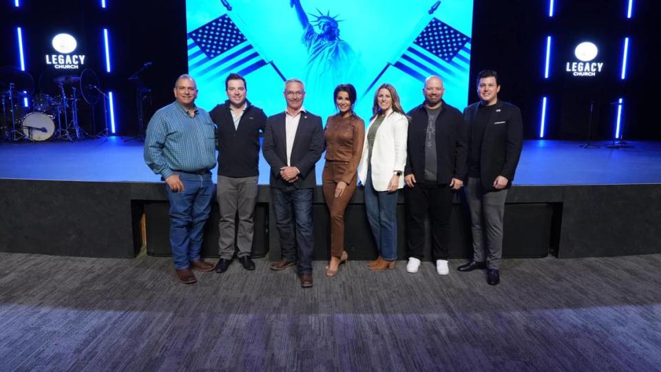 El presidente de la junta del Condado de Tulare, Larry Micari, en la extrema izquierda, y el vicepresidente Pete Vander Poel III, junto con otros candidatos en un foro de candidatos celebrado en la Iglesia Legacy, en Visalia, el domingo por la mañana. El foro no incluyó a ningún candidato latino.