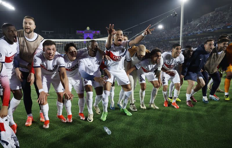 El delantero del Paris St Germain Kylian Mbappe celebra con sus compañeros la clasificacion a las semifinales de la Champions