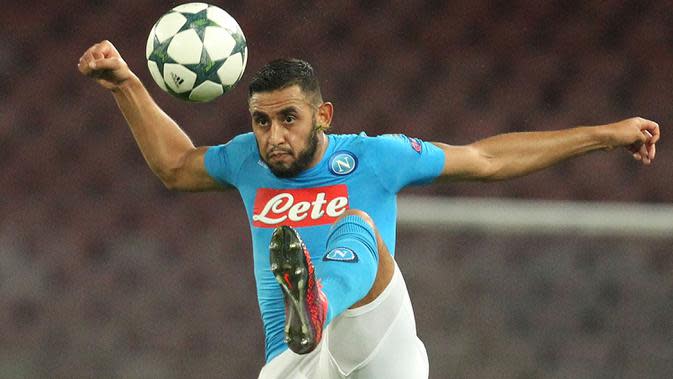 Faouzi Ghoulam merupakan pemain senior di klub Serie A, Napoli. Pemain yang bergabung pada 2014 tersebut musim ini banyak dicadangkan dan baru mencatatkan 11 penampilan untuk I Partenopei. (AFP/Carlo Hermann)