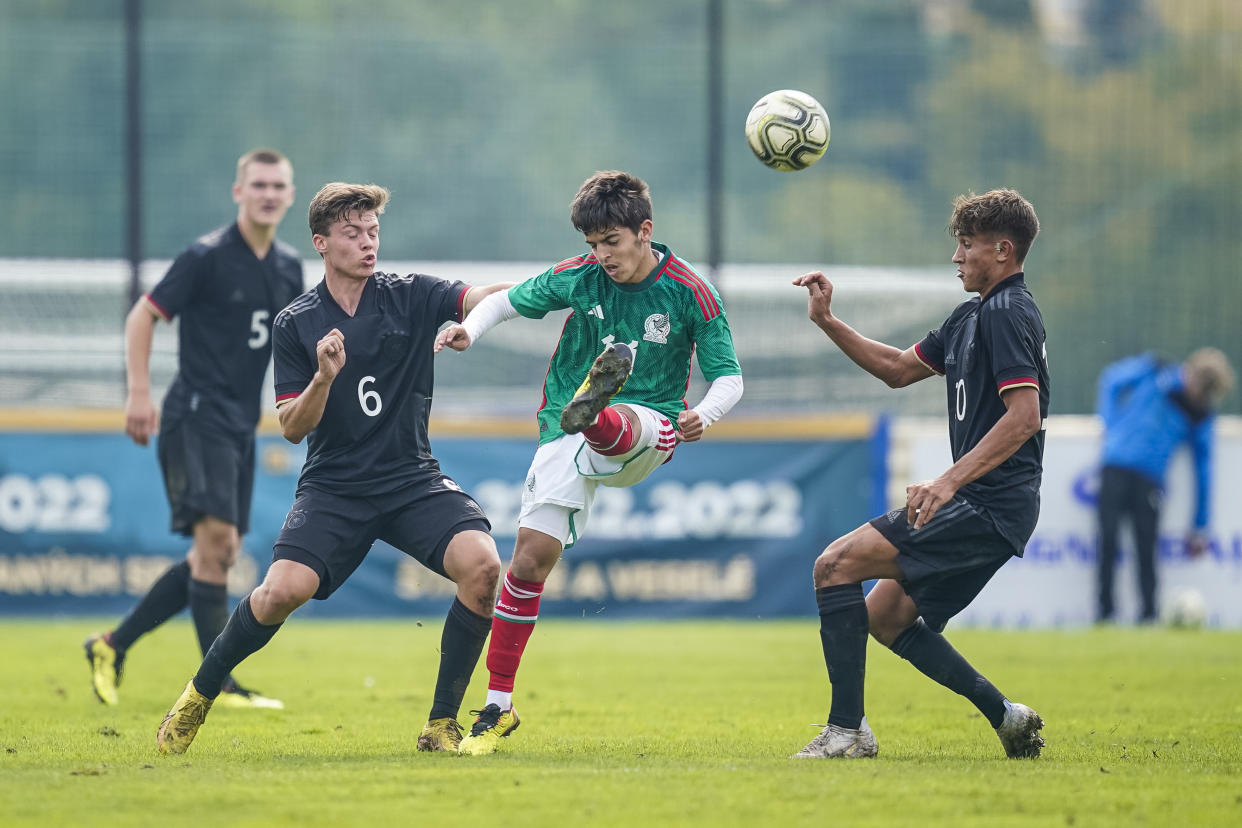 Xavier Biscayzacú ha participado en concentraciones de la Selección Mexicana en categorias menores. (Photo by Christian Hofer/Getty Images)