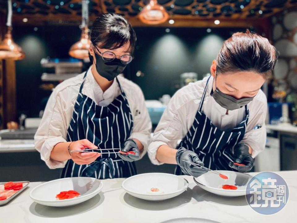 甜點出自香港甜點主廚（右）的巧手。一樣以桌邊現做方式呈現。