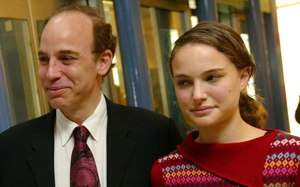 "Oh Mann, Papa!" scheint der Blick von Natalie Portman zu sagen. Aber wahrscheinlich war ihr Vater, Dr. Avner Hershlag, einfach nur stolz, als er seine Tochter 2003 im Krankenhaus in Jerusalem herumführte, in dem sie geboren wurde: Dort kam sie am 9. Juni 1981 als Neta-Lee Hershlag zur Welt. (Bild: David Silverman/Getty Images)