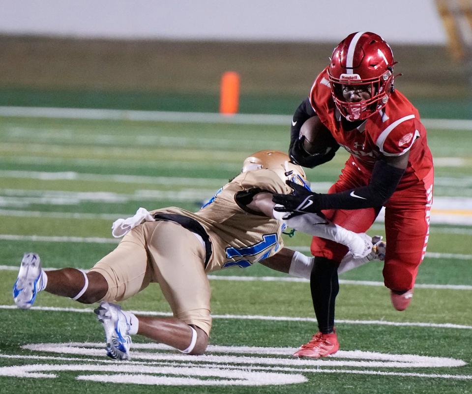 Seabreeze's Denali Campbell attempts to turn the corner during a game with Mainland at Daytona Stadium in Daytona Beach, Friday, Oct. 27, 2023.