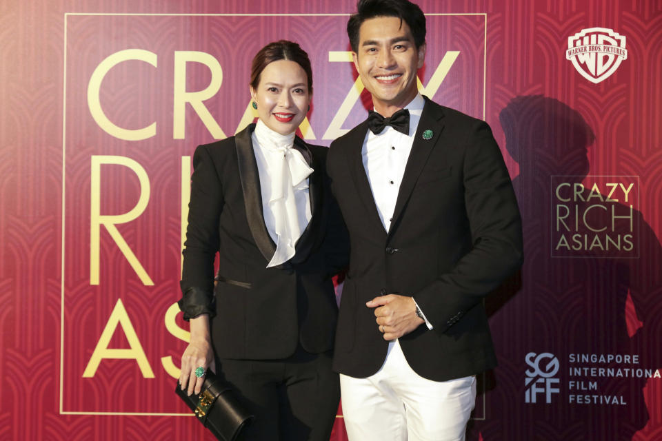 El actor Pierre Png y su esposa, Andrea De Cruz, posan al llegar al estreno de "Crazy Rich Asians" en Singapur, el martes 21 de agosto del 2018. (AP Foto/Don Wong)