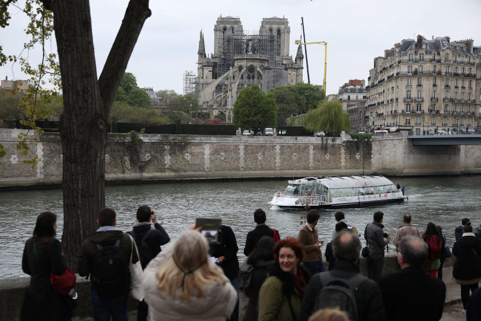 Curiosos sacan instantáneas del incendio en la Catedral de Notre Dame. Getty Images.