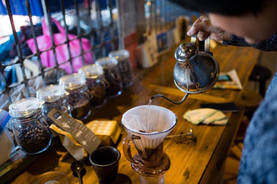 美虹廚房的「手沖咖啡」選用公平貿易有機咖啡豆，酸度適度。（120元／杯）