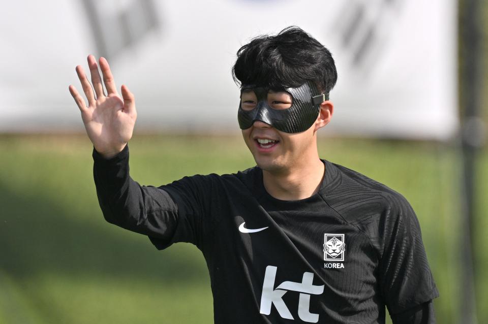 South Korea's midfielder Son Heung-min waves during a training session at Al Egla Training Site 5 in Doha on November 19, 2022, ahead of the Qatar 2022 World Cup football tournament. (Photo by Jung Yeon-je / AFP) (Photo by JUNG YEON-JE/AFP via Getty Images)