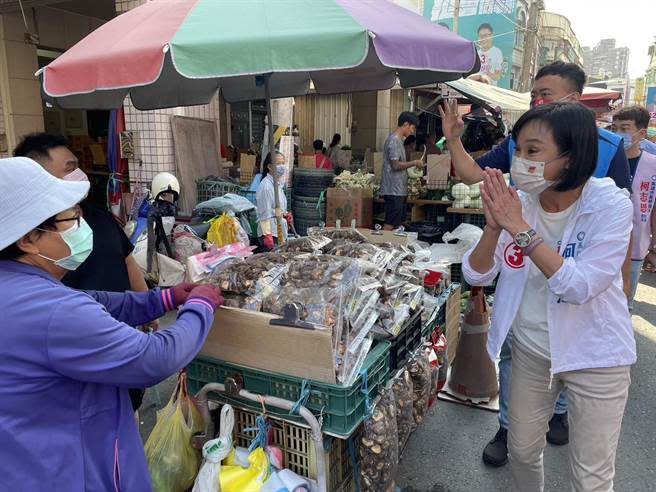 柯志恩28日上午前往小港中天寶殿、二苓市場掃街拜票，針對大林煉油廠氣爆，她認為，高雄市長陳其邁不該只有開罰、震怒，應該要跟中油商討到底要怎樣解決居民安全的問題。（洪浩軒攝）