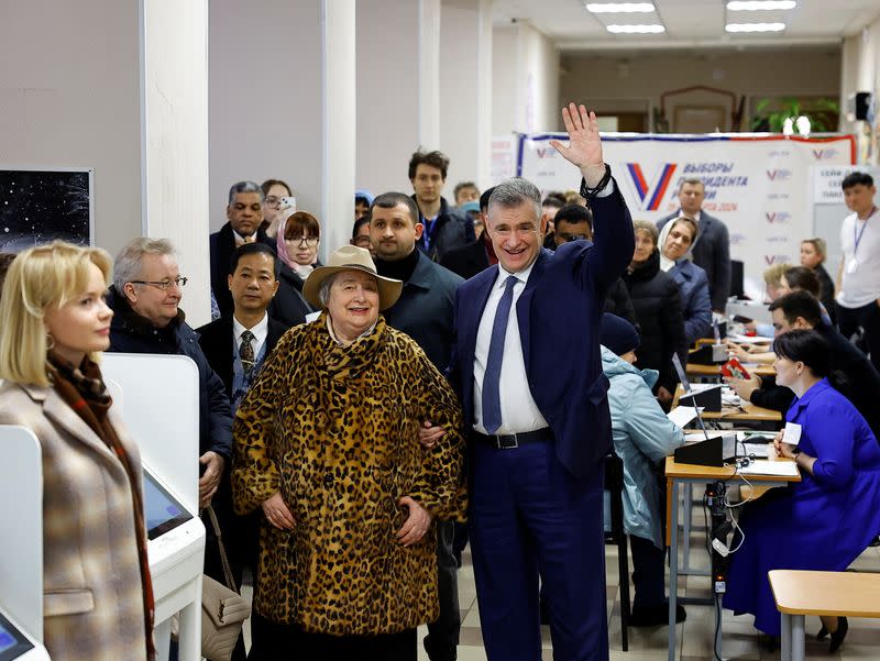 Leonid Slutsky, líder del Partido Liberal Democrático de Rusia (PLDR) y candidato presidencial, y su madre Natalia Kabanova visitan un colegio electoral durante las elecciones presidenciales en Moscú