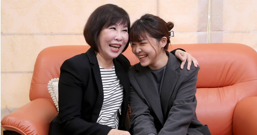 國民黨立委呂玉玲（左）有意參選下屆桃園市長，家人是重要支持力量，她的小女兒近日成為其隨行助理。（圖／報系資料庫）
