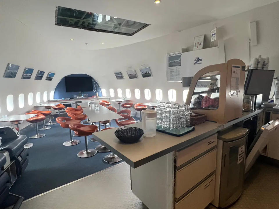 Ein schickes Café im Jumbo Stay 747 Hotel in Schweden.  - Copyright: Taylor Rains/Insider