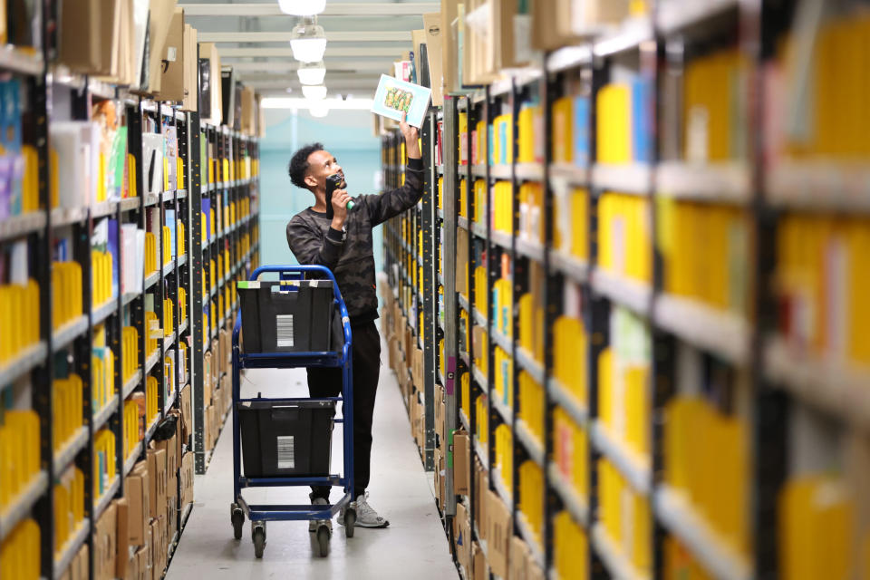 "Wenn das Spiel läuft, macht es Spaß", sagt ein Amazon-Lagerarbeiter (Symbolbild).  - Copyright: Getty Images / Nathan Stirk / Kontributor