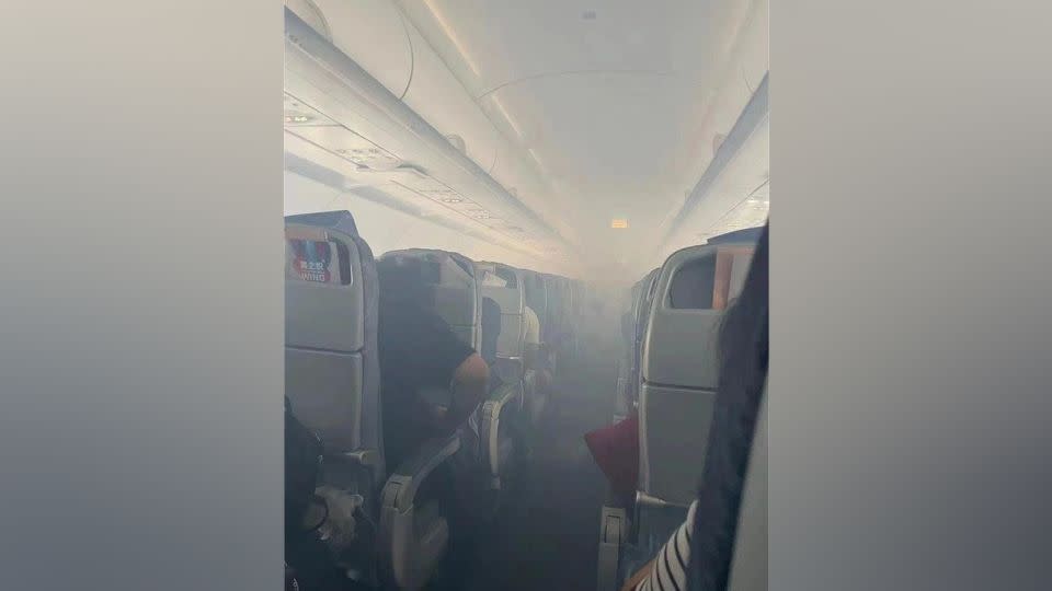 An image of the plane cabin filled with smoke. - @wenyu_li73777/Twitter