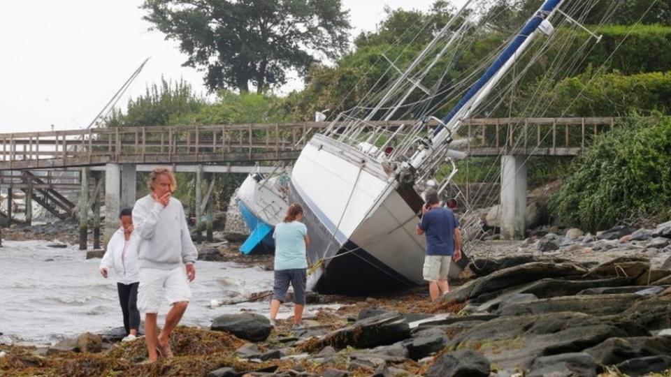 Un yate encallado en una playa de EE.UU.