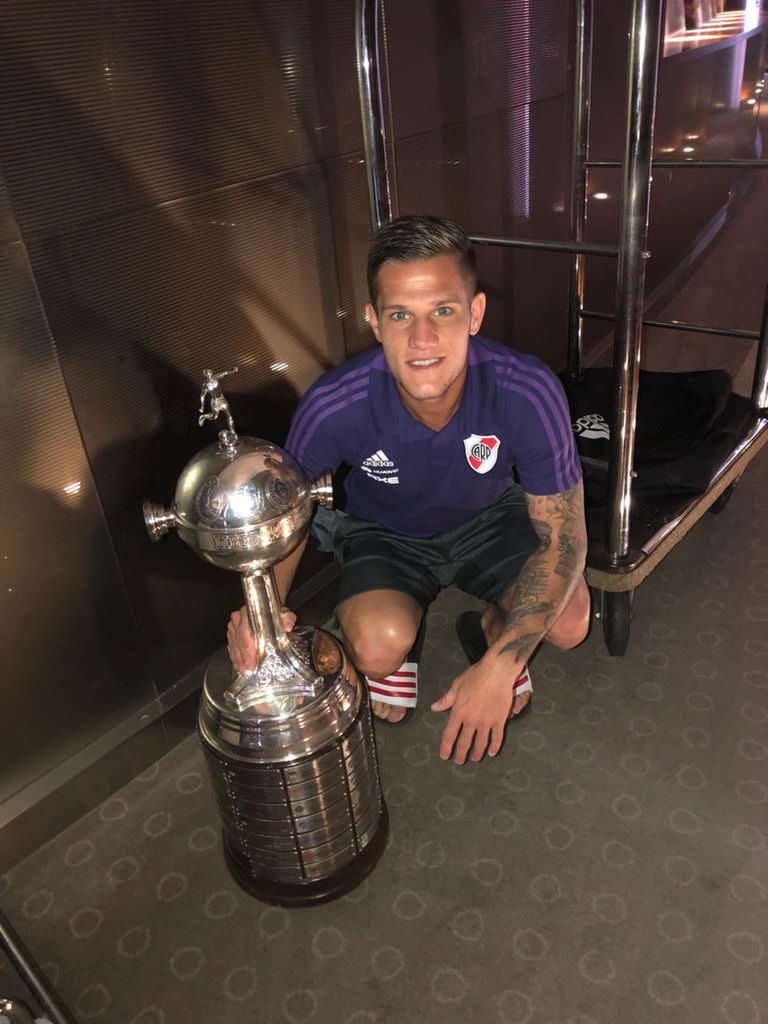 Bruno Zuculini con la Copa Libertadores ganada en Madrid, antes de viajar a los Emiratos Árabes.