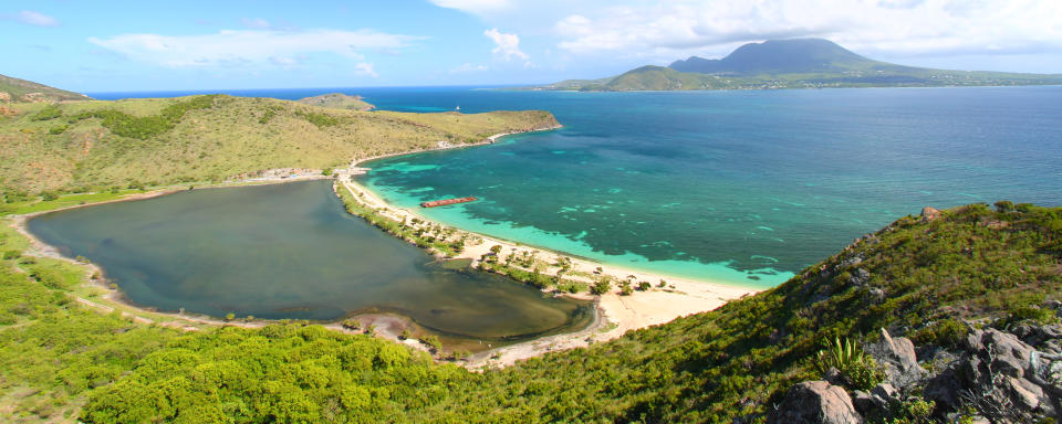 <p>John Cleese sorgte kürzlich für Aufsehen, als er ankündigte, nach Nevis auszuwandern. Die Insel bildet mit St. Kitts einen Inselstaat in der Karibik. Dort ist es nicht nur durchgängig warm, sondern auch günstig, was die Steuern betrifft. Eine Staatsbürgerschaft kostet 128.000 Euro. </p>