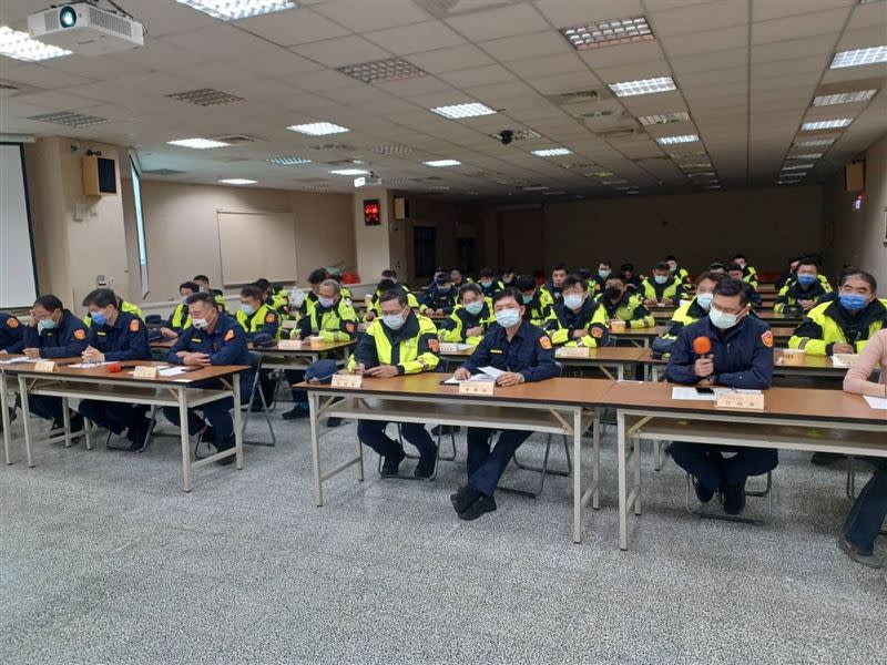 三重警方16日出動百名警力，積極掃黑肅清淨化治安。（圖／警方提供）