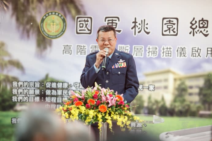 軍醫局長吳中將致詞時，期許桃園總醫院成為優質的醫療中心。（軍聞社記者陳軍均攝）