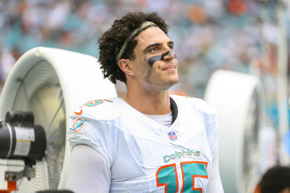 Miami Dolphins linebacker Jaelan Phillips (15) staat aan de zijlijn tijdens een NFL-voetbalwedstrijd tegen de Las Vegas Raiders, zondag 19 november 2023, in Miami Gardens, Florida. (AP Photo/Doug Murray)