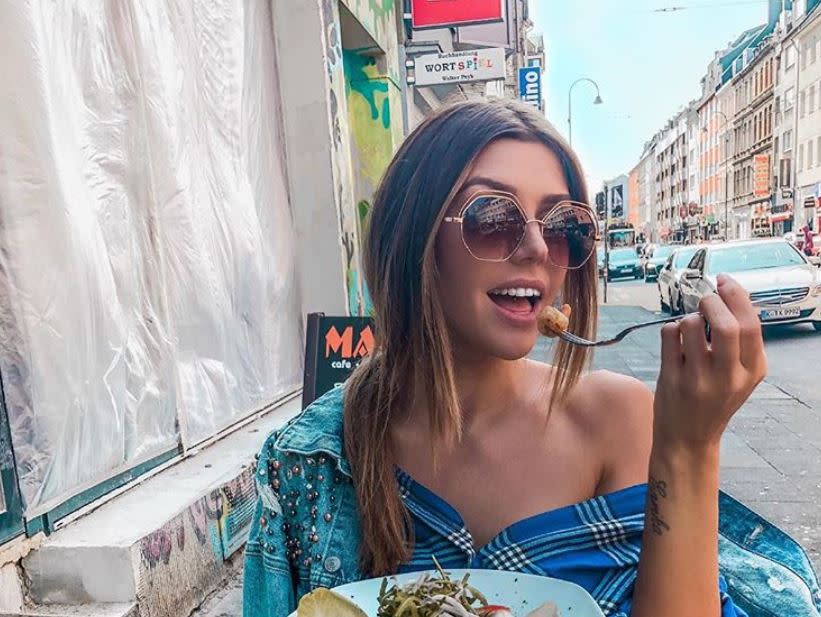 “Immer am Essen” ist Gerda – doch das auf ihrem Teller sieht nicht sehr appetitlich aus (Bild: Instagram/gerda.topmodel.2018)