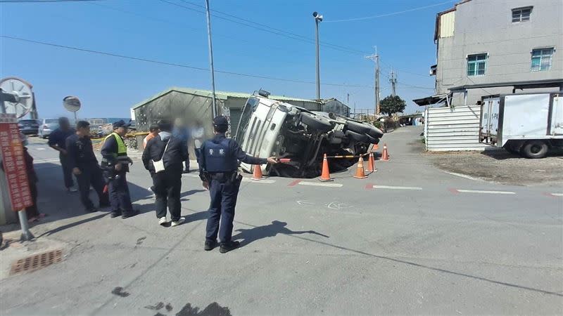 預拌車遭天坑吞沒。（圖／湖內分局提供）