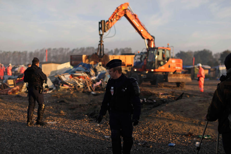 Clearing the ‘jungle’ migrant camp in Calais, Frances