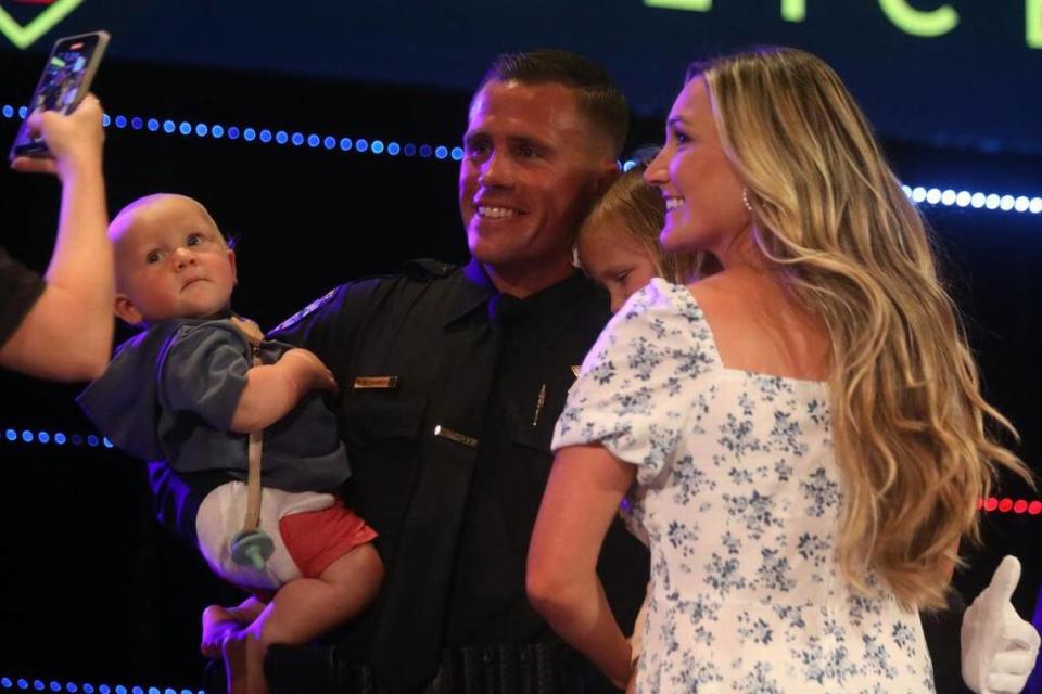 Thomas Richardson (Departamento de Policía de Fresno) posa para una foto con su familia durante su graduación, el 30 de junio de 2023, de la Academia de Policía del Centro del Estado, en la CrossCity Church.