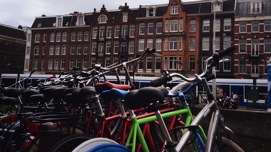 Un paseo en bicicleta por Amsterdam es una experiencia inolvidable para cualquier viajero.