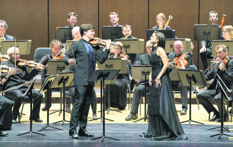 Joshua Bell y Larisa Martínez en una presentación en el Adrienne Arsht Center que también es sede de la Florida Grand Opera y el Miami City Ballet, y ocasionalmente de la New World Symphony y la Cleveland Orchestra.